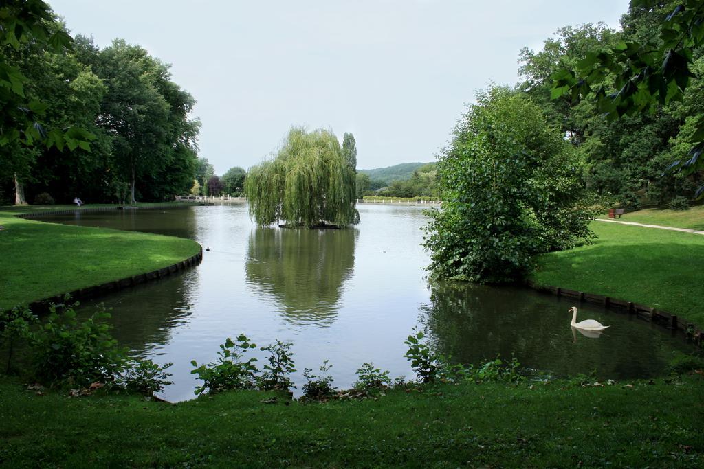 Au Bord Du Lac Saint-Remy-les-Chevreuse Exterior foto